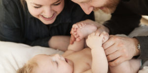 Far og mor nyder liggende baby. IAIM Danmark